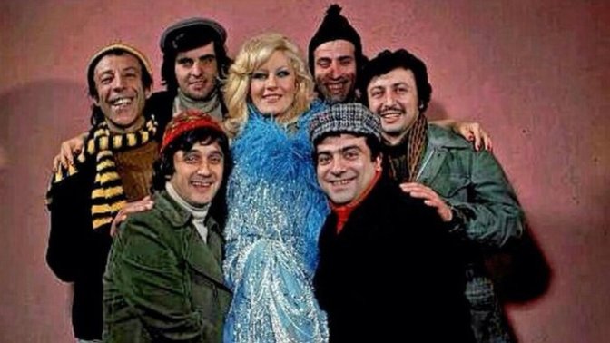 70’lerde tüm ünlüleri birleştiren Mavi Boncuk filmi gibi günümüz Turkiye‘si bunu neden başaramadı? Sorun ego savaşı mi?