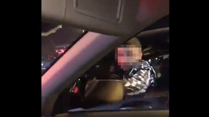 Bebekli aracın aynasını kıran sürücü gözaltında. Siz bebek olan araçlarda dikkat ediyor musunuz?