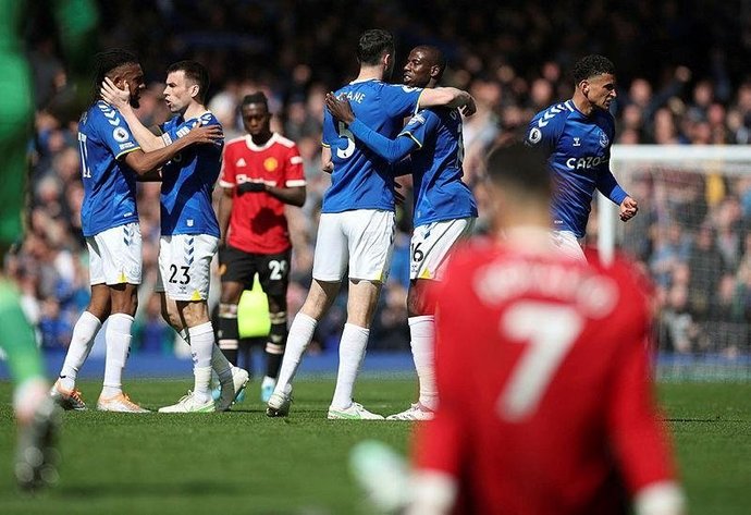 Everton 1-0 Manchester United! Ronaldo, maç sonundan bir taraftarın telefonunu kırdı! Ne düşünüyorsunuz?