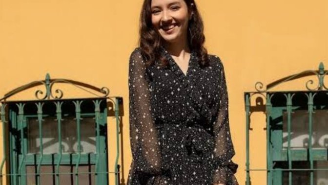 Yıldız desenli şifon elbise sizce de çok güzel değil mi?