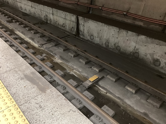 Tren raylari arasindaki bosluk dunya genelinde ayni olcude mi?