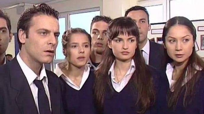 Şu ortadaki karının adini bilen varmi😀😀?