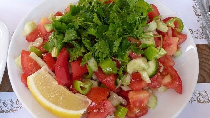 Domates salatası mı yoksa közlenmiş patlıcan salatası mı?