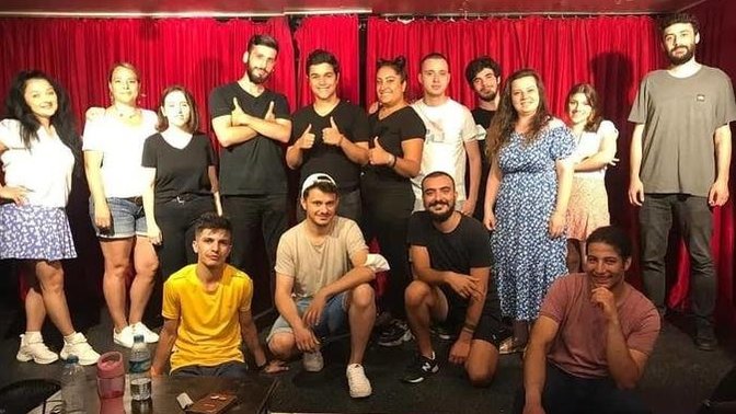 Arkadaşlar ben tiyatro oyuncusuyum kimler tiyatroya gitti ve severmisiniz?