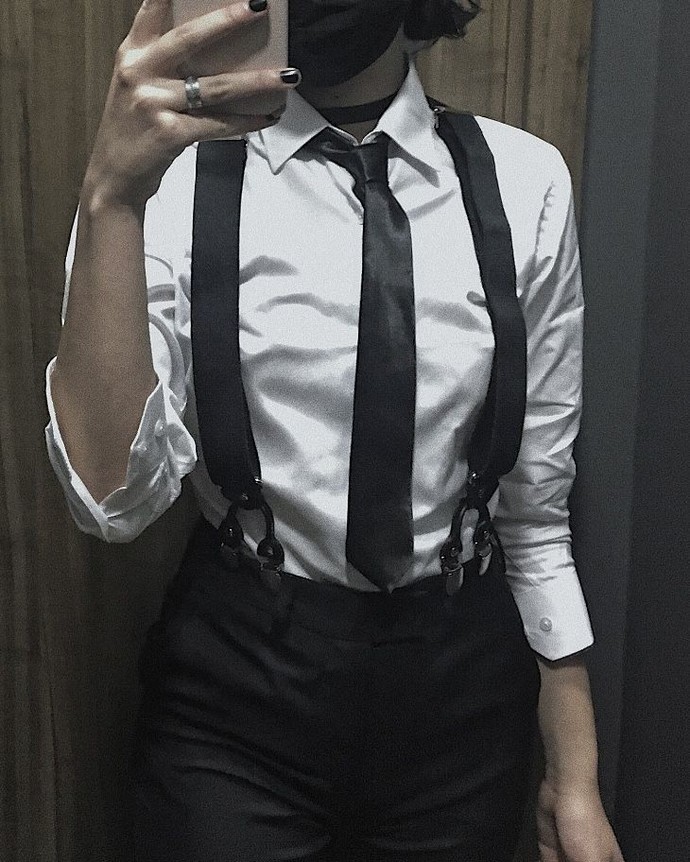 Kravat takan kadınlar erkeksi mi duruyor?