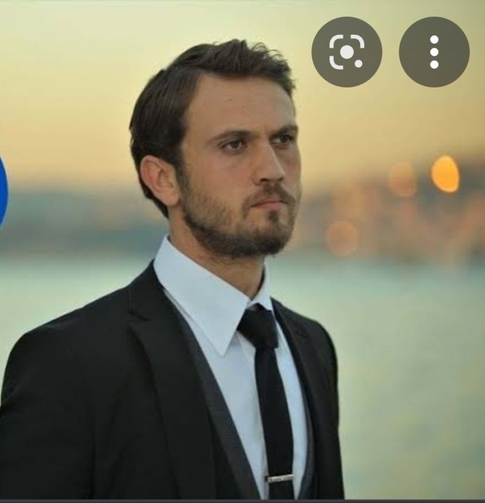 Kravat takan kadınlar erkeksi mi duruyor?