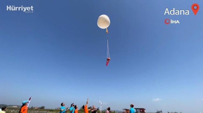 Adanalı kebapçı helyum balonuyla uzaya kebap göndermeye çalıştı ama balon Hatay’da patlayıp düştü. Uzaylılar da kebap yemesin mi?