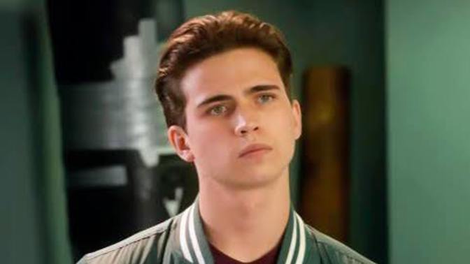Tolga Sarıtaş sizce Cobra Kai dizisindeki Robby'e benziyor mu?