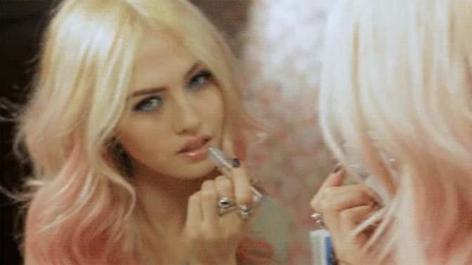 Lip gloss sürünce rüzgarda saçların dudağa yapışması nasıl engellenir 🤔?