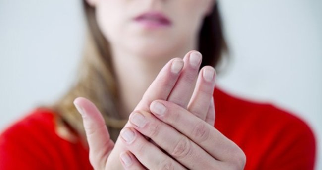 Büyük ekranlı telefonlar parmaklarda tendon sıkışmasına sebep oluyor. Sizin parmaklarınız ne durumda?
