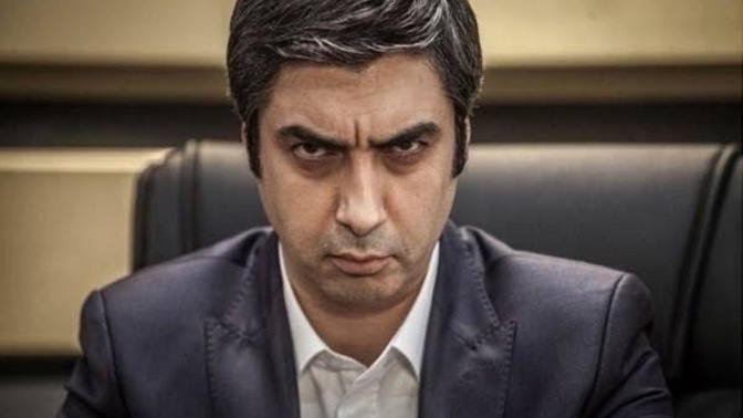 Hangisi diğerini tek yumrukta yere serer?