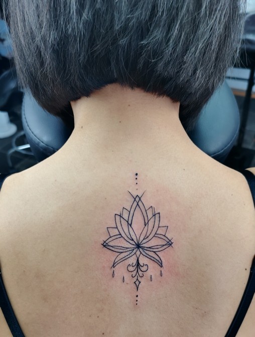 Lotus çiçeğini dövme yaptırmak istiyorum. Lotus çiçeği dövmesi anlamı nedir?