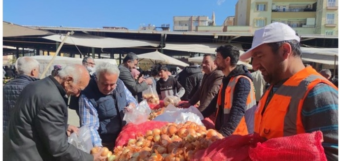 Belediye pazara tezgah açtı: Patates ve soğan sattı. Sizce bu tezgah satışı her şehirde olmalı mı?