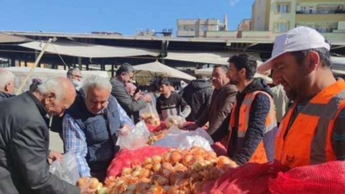 Belediye pazara tezgah açtı: Patates ve soğan sattı. Sizce bu tezgah satışı her şehirde olmalı mı?