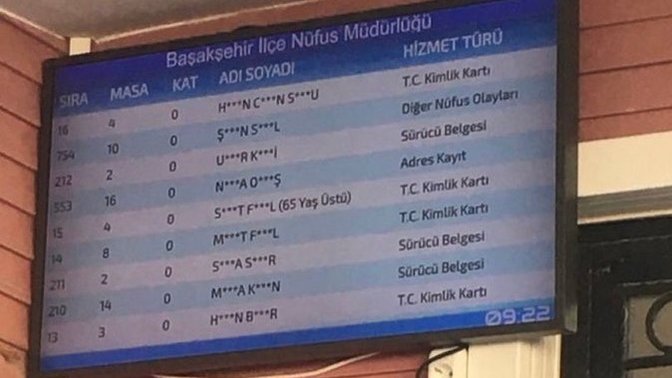 Bahçeşehir Nüfus Müdürlüğü, gündem olan fotoğrafın ardından bilgilendirmedeki isimleri sansürlemeye başladı. Ne düşünüyorsunuz?