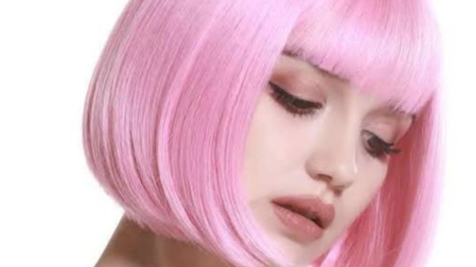 Pembe saçlı kadın çocuk ruhlu mudur?