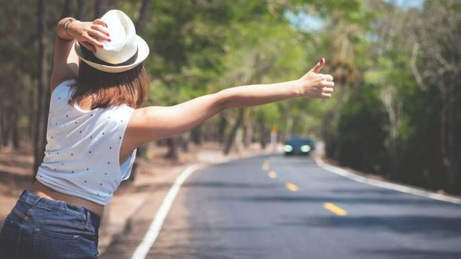 Uzun yol seyahatinizde, yolda otostop yapan birini görseniz alır mısınız?