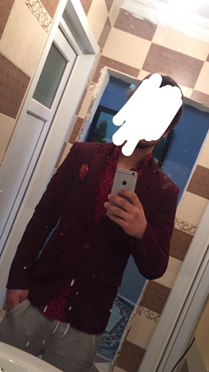 İlk buluşma için çok mu abartılı, gülü çıkarayım mı?