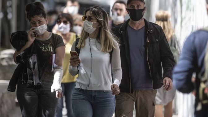 Toplu alanlarda maske takmaya devam ediyor musunuz?