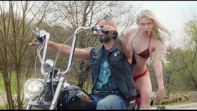 Hangimiz çılgınlar gibi okul çıkışı, iş çıkışı, otobüste motosiklet üstünde üstümüzü değiştirmedik?