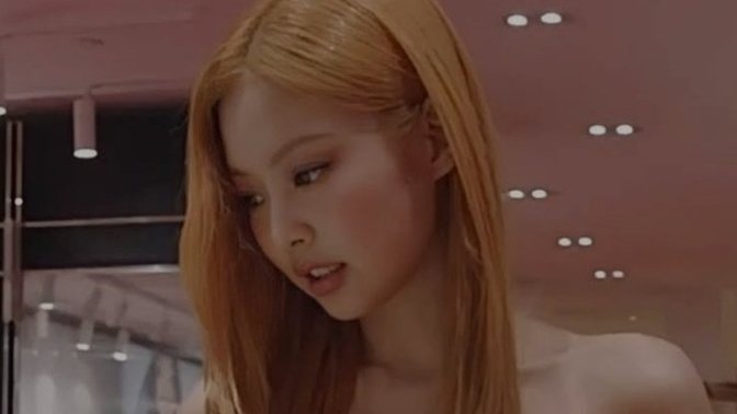 Jennie saçlarını turuncu yapmış. Sizce nasıl oldu?