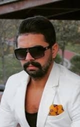 Göğüs dekolte bile yakışıyor 