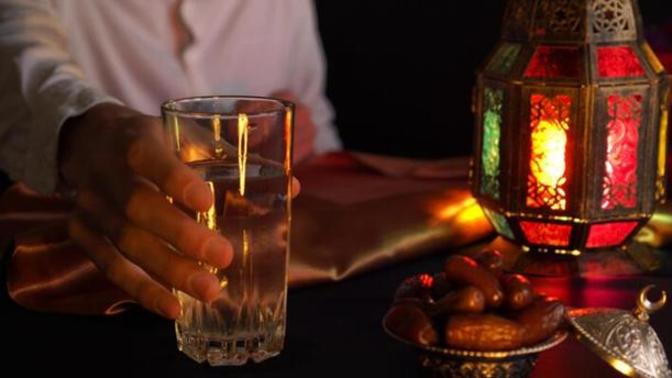 Sahurda sadece su içip, benim gibi hiç bir şey yemeyen var mı?