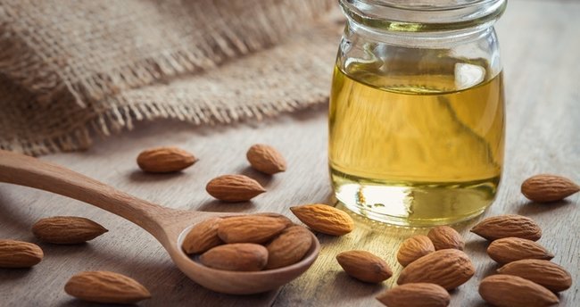 Yıpranmış saçlar için badem yağı