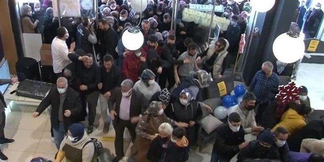 Ankarada ucuz telefon için birbirlerini ezdiler. Siz ucuz telefon için bu ezilmelere katlanır mıydınız?