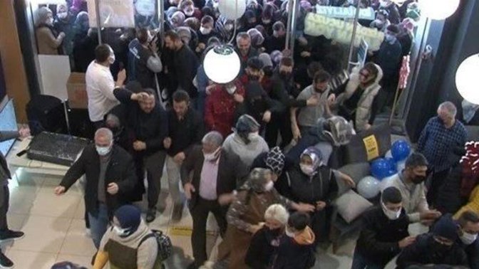 Ankara'da ucuz telefon için birbirlerini ezdiler. Siz ucuz telefon için bu ezilmelere katlanır mıydınız?