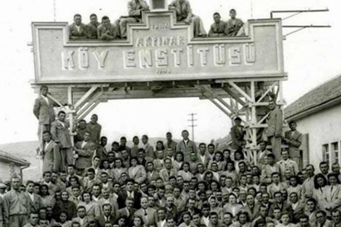 Bugün Köy Enstitülerinin kuruluş günü. Köy Enstitüleri sizce faydalı bir sistem miydi?