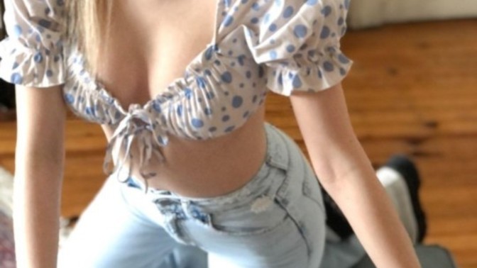 Çok tatlı bir dekolte değil mi ya?