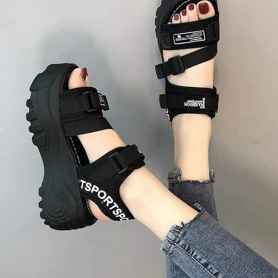 Yaz aylarında terlik mi, sandalet mi giymeyi tercih edersiniz?