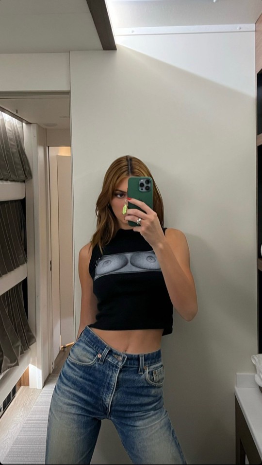 Kendall Jennerın giydiği askılı cropu nasıl buldunuz?