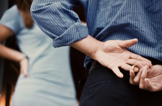 Eşiniz başkasına aşık olduğunu itiraf etse ne yaparsınız?