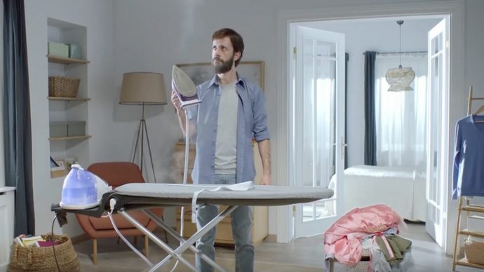 Erkeklerin ütü yapması absürd mü sizce?