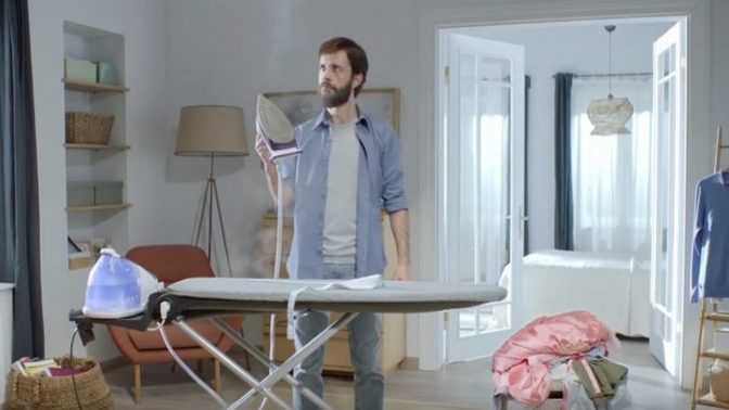 Erkeklerin ütü yapması absürd mü sizce?