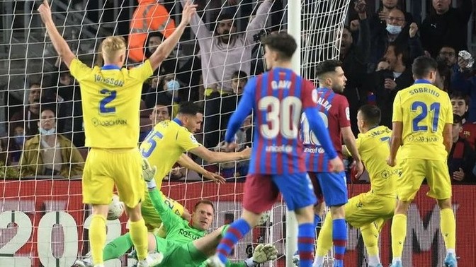 Barcelona'yı deplasmanda yenen Cadiz'den randomlu gönderme. Spor kulüplerinin sosyal medya adminleri troll mü olmalı?