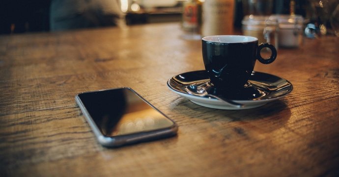 Telefonu masaya ters koyan kişi bir şey mi gizliyordur?
