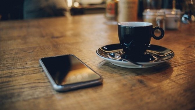 Telefonu masaya ters koyan kişi bir şey mi gizliyordur?