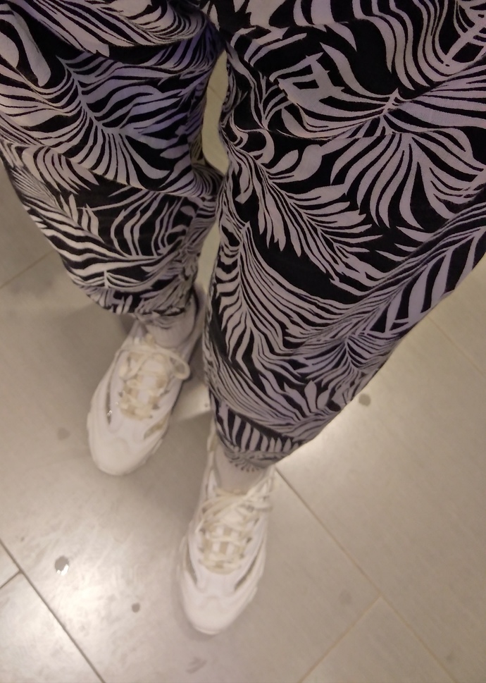 Bu pantolon pijama gibi mi?