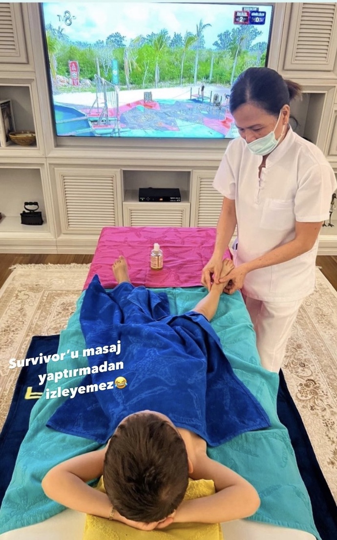 Alişan’ın 3 yaşındaki oğlu Burak, Survivor izlerken masaj yaptırıyormuş. Tahmini bu keyfi ne zaman yaşarız?
