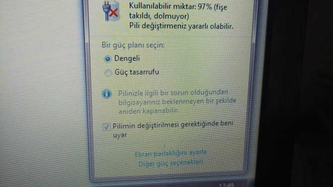 Windows 7, "Pili değiştirmeniz yararlı olabilir." uyarısının çözümü nedir?