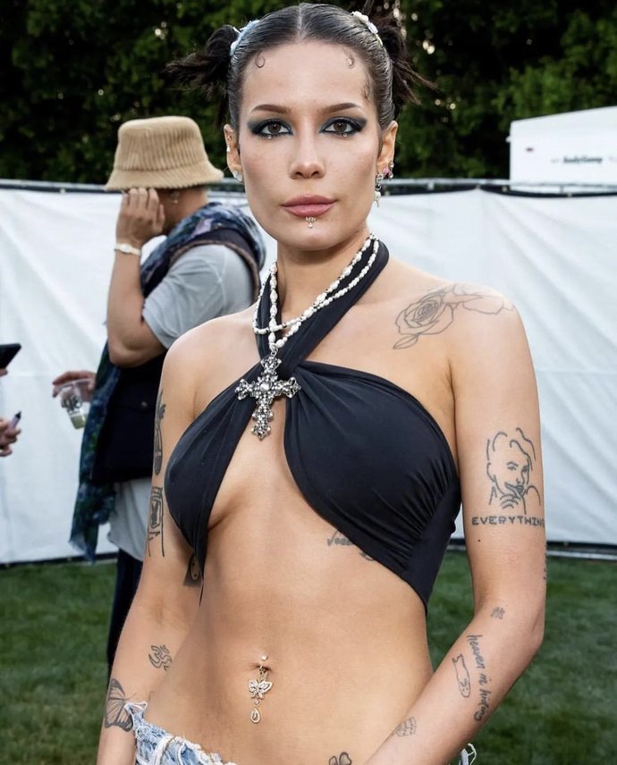 Coachella Festivalinin en en favori kombinleri! Sen en çok hangi kombini beğendin❤️‍🔥?