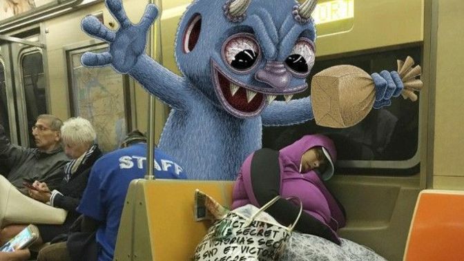 Metroda böyle bir canavar ile karşılaşsanız ne yapardınız?