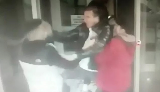 Davulcuya kapıyı açmayınca dayak yedi! Davulcuya kapıyı açıyor musunuz?