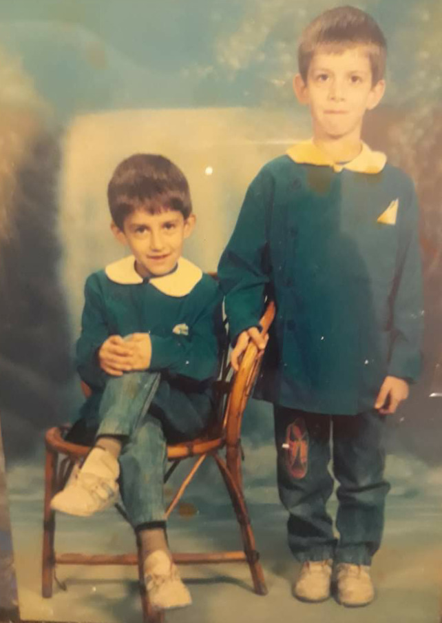 Ayaktaki abim oturan artiz kilikli ben 😂