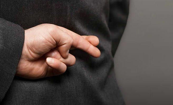 İnsan en çok kendine mi yalan söyler yoksa çevresine mi?