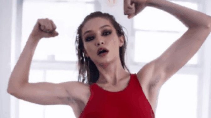 Koltuk altını almayan Gigi Hadid bu haliyle de güzel mi sizce?