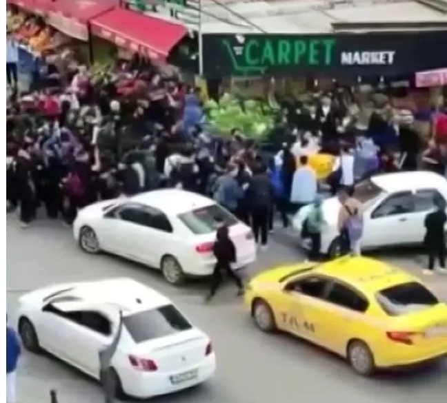 Kız kavgasında ortalık savaş alanına döndü! Kavga görünce ayırıyor musunuz?